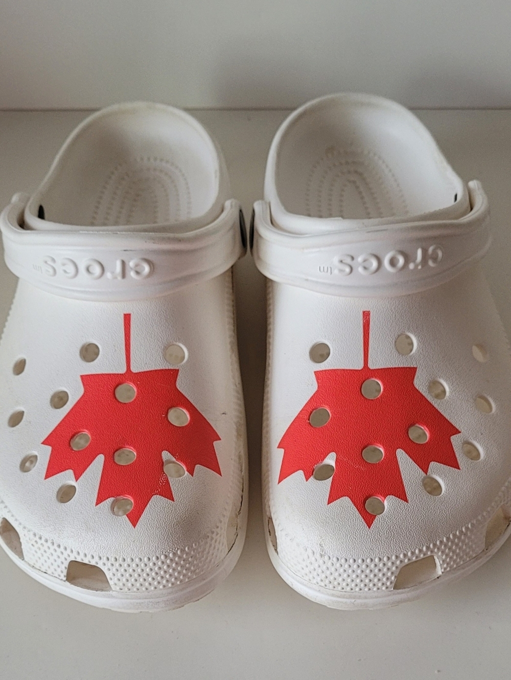 Crocs Canada Maple Leaf Unisex Womens 8 Mens 6